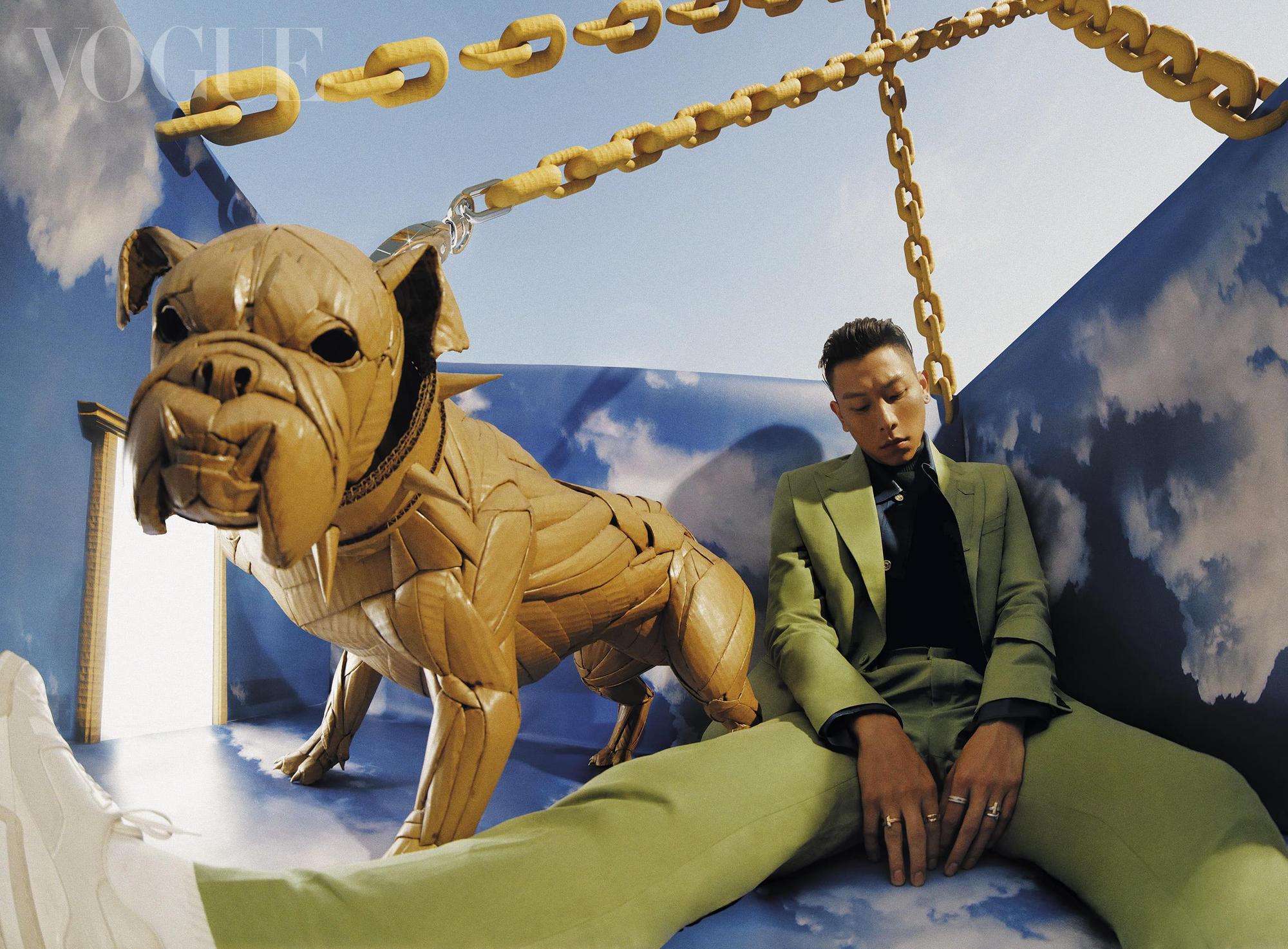 瘦子身穿Fendi淺綠色西裝外套、西裝褲,搭配Louis Vuitton 休閒鞋。戒指飾品皆出自Tiffany & Co.。(《Vogue》國際中文版提供)