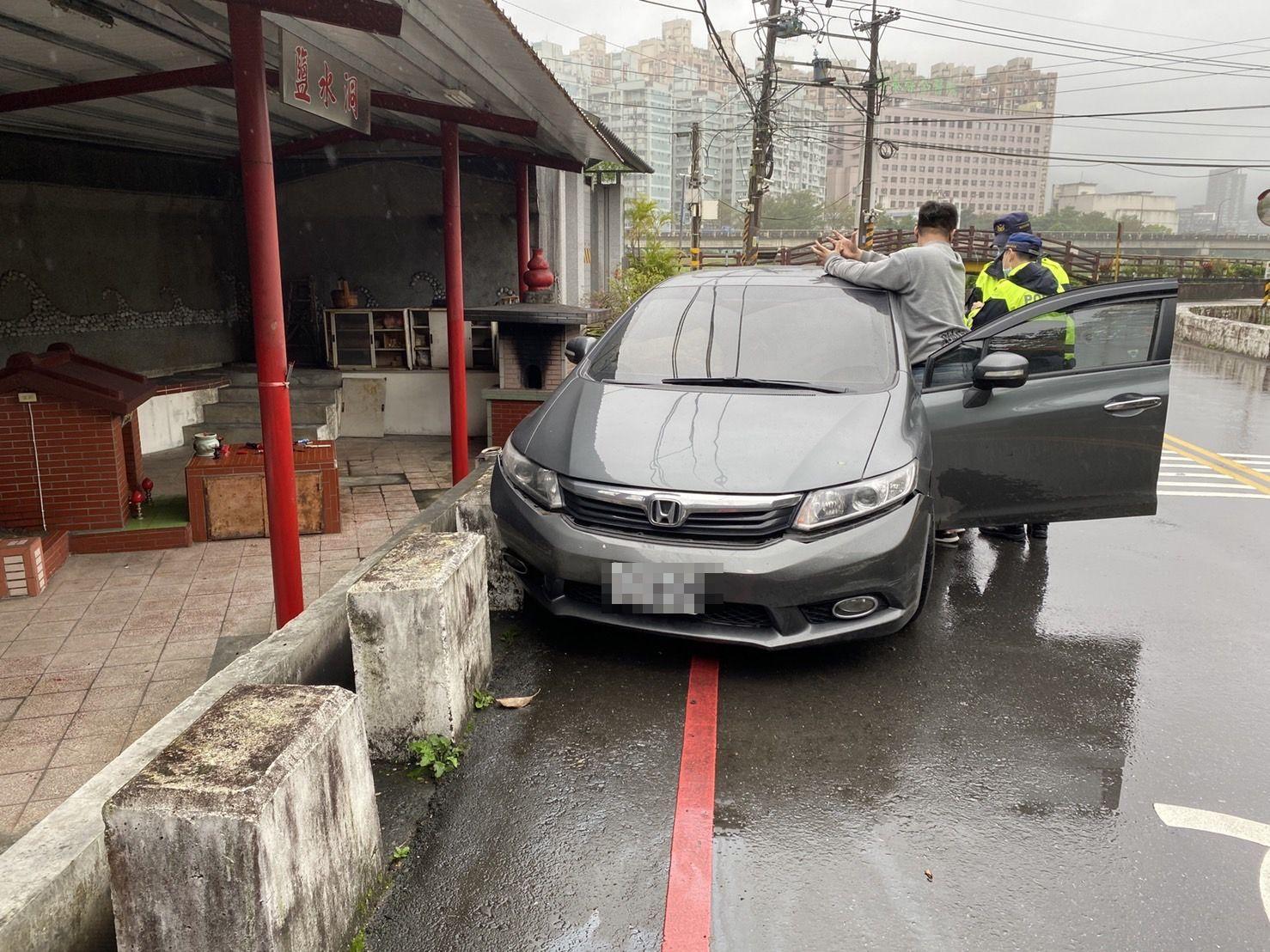 施男駕駛的車輛自撞分隔島。（警方提供）