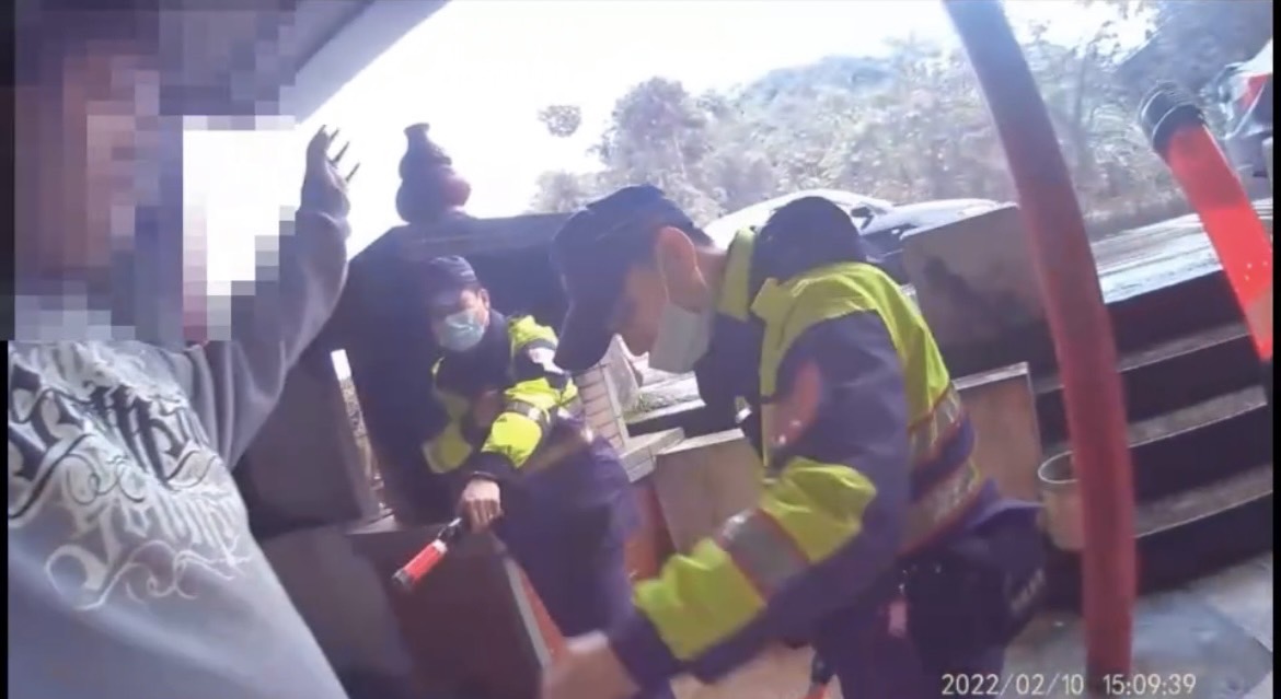 警方上前盤查施男身上是否有危禁品。(警方提供)