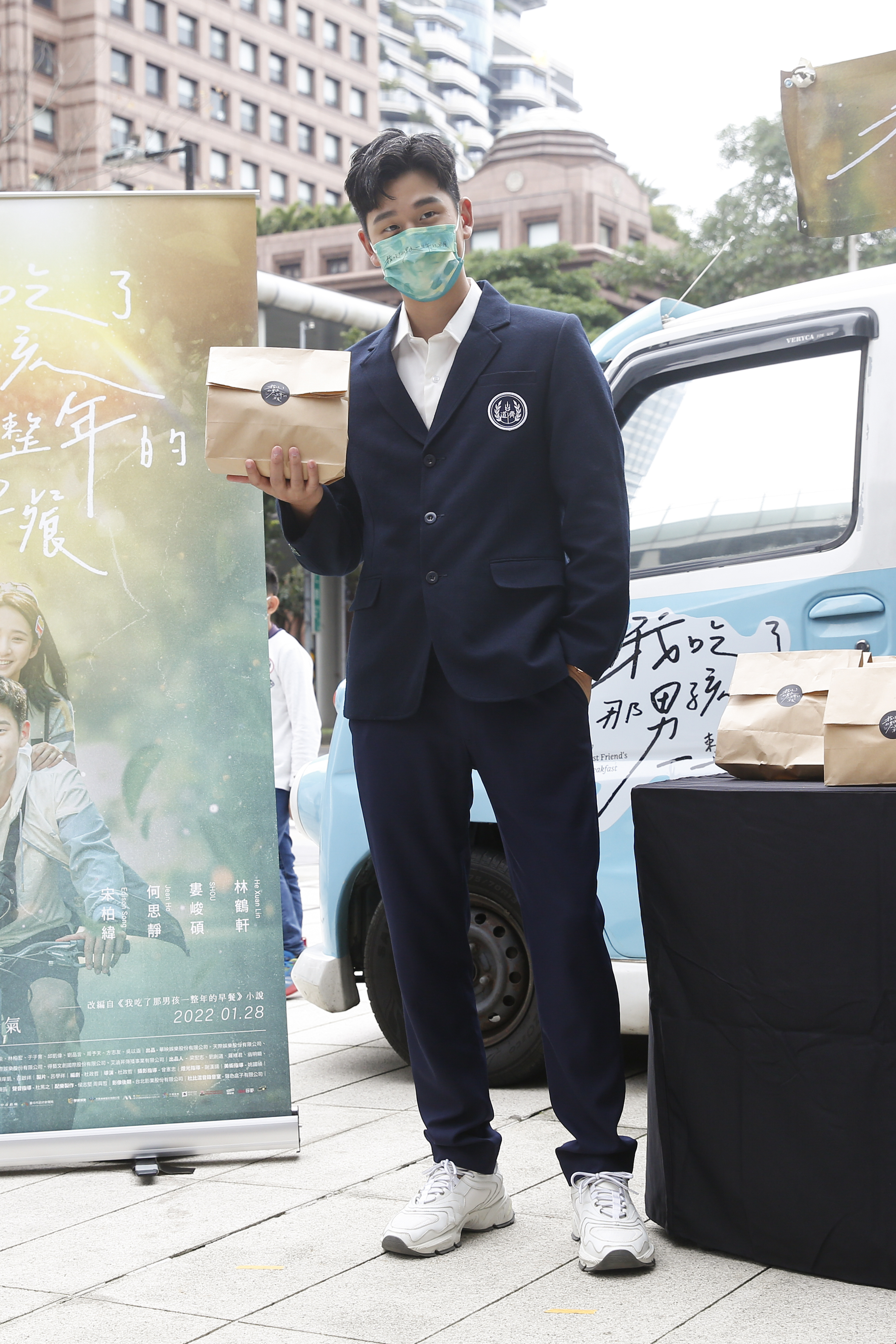 周興哲之前巧遇正在唱他的歌的街頭藝人，他一時興起也現身唱了一段電影主題曲〈想知道你在想什麼〉。
