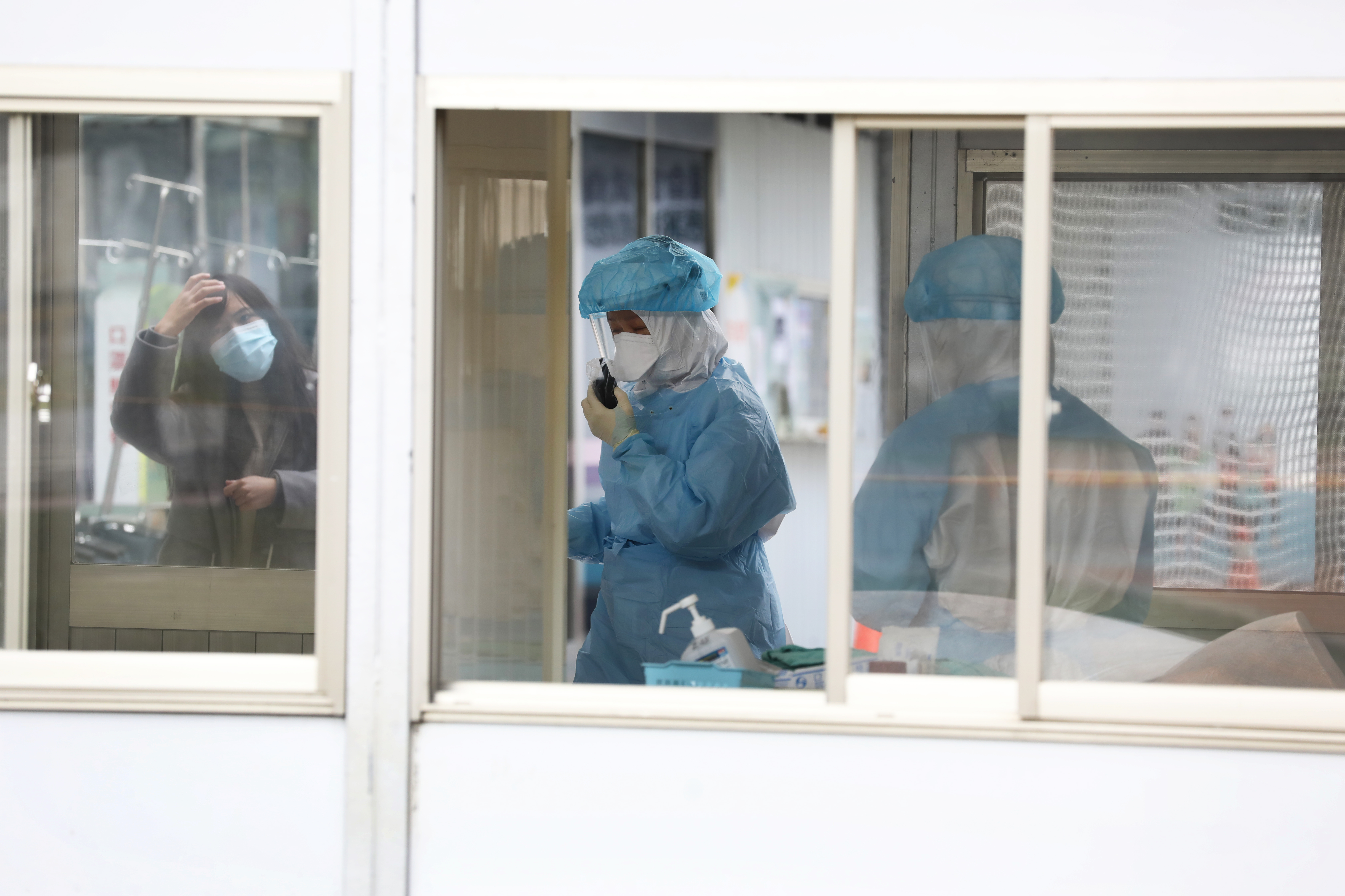 本土疫情持續蔓延，其中還有多條不明感染鏈。示意圖。