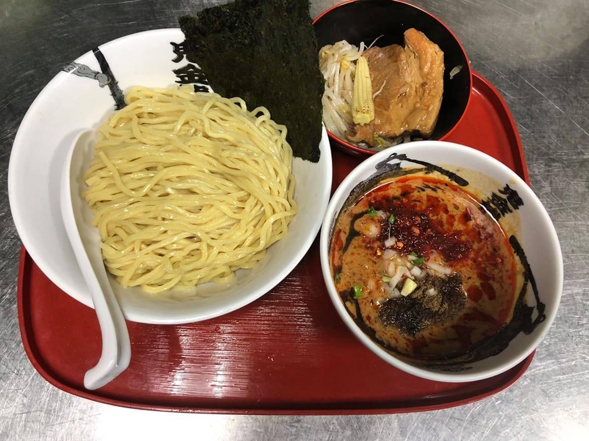 知名人氣拉麵店「鬼金棒」昨天po出公告，「我們大約最晚4月會進行一次調漲，詳細日子之後公布」。（翻攝自鬼金棒臉書）