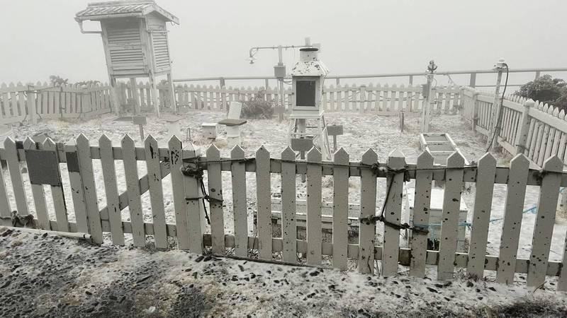 玉山飄白雪。 (氣象局玉山北峰氣象站提供)