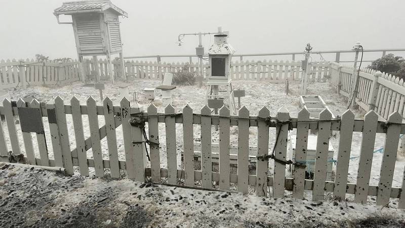 玉山飄白雪。 （氣象局玉山北峰氣象站提供）