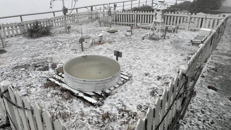 今玉山下雪。 （氣象局玉山北峰氣象站提供）