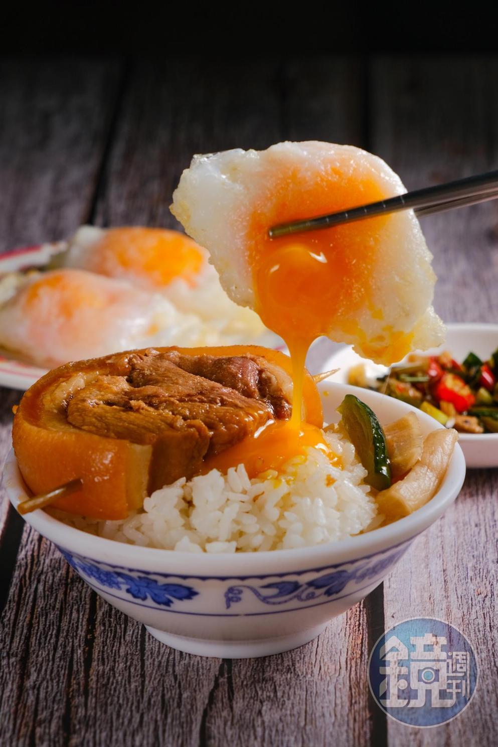 A古的「爌肉飯」(50元/碗)滷得皮糯肉酥,配顆炸得半熟的「荷包蛋」(15元/顆),鴨蛋黃濃香滑潤,口感奢華。