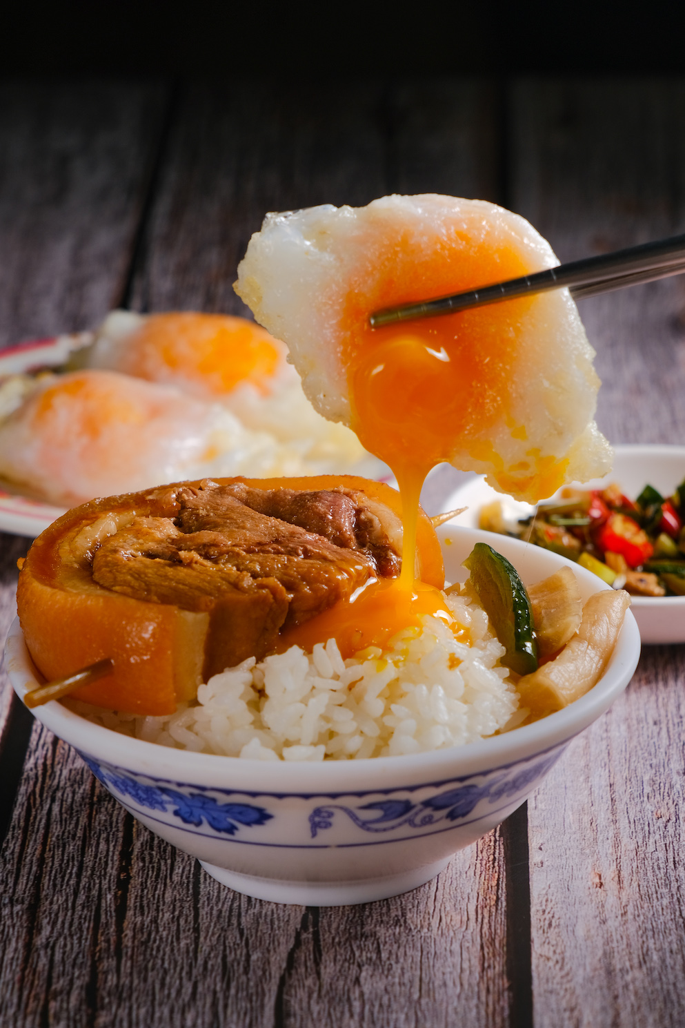 A古的「爌肉飯」（50元／碗）滷得皮糯肉酥，配顆炸得半熟的「荷包蛋」（15元／顆），鴨蛋黃濃香滑潤，口感奢華。