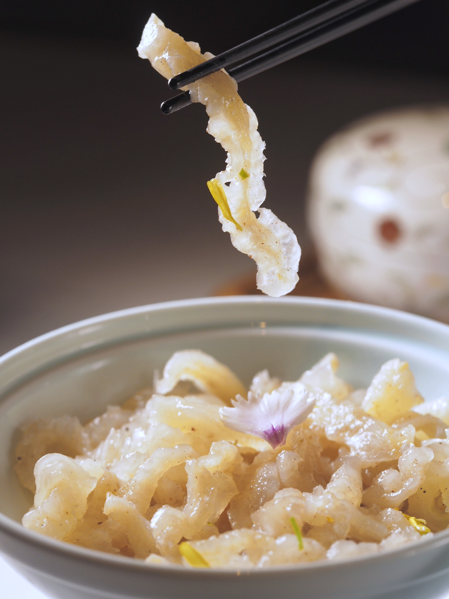 「古法肉鮓」用的是花長時間細心泡發的花膠，口感Q脆，酸甘醒胃。（360元／份）