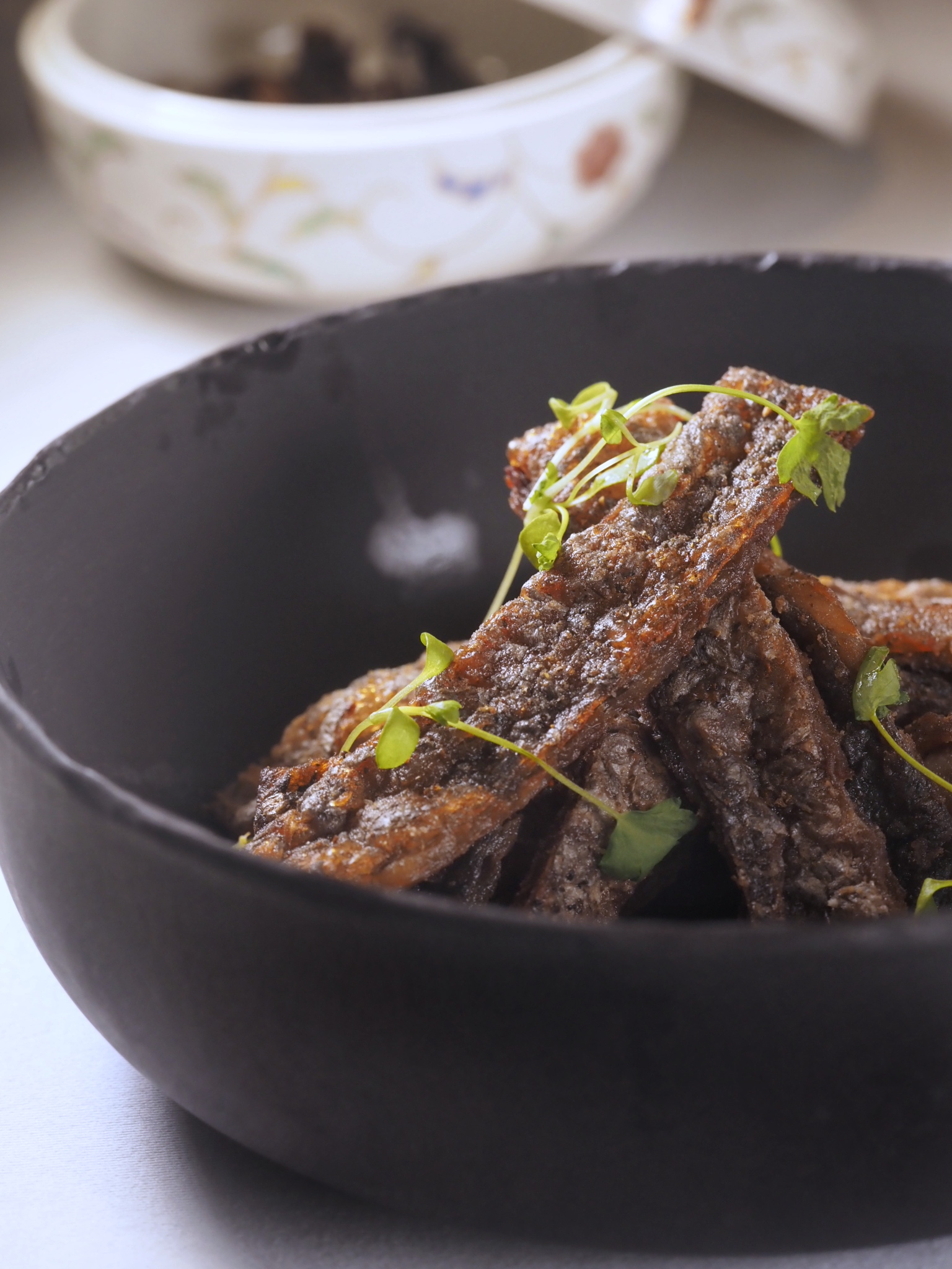 看到「東坡脯」三字還以為是豬肉乾，卻是乾製過再炸酥的鱸魚皮條。（360元／份）