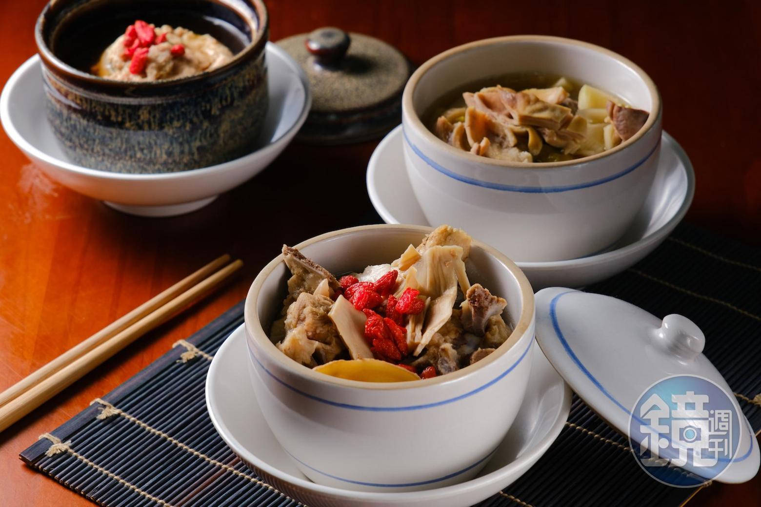 店內「燉露」口味多,除了經典的「秘燉補氣龍髓盅」(左,75元/盅),還曾推出「杏鮑菇子排盅」(中,50元/盅)、「阿嬤酸菜豬肚盅」(右,50元/盅)。