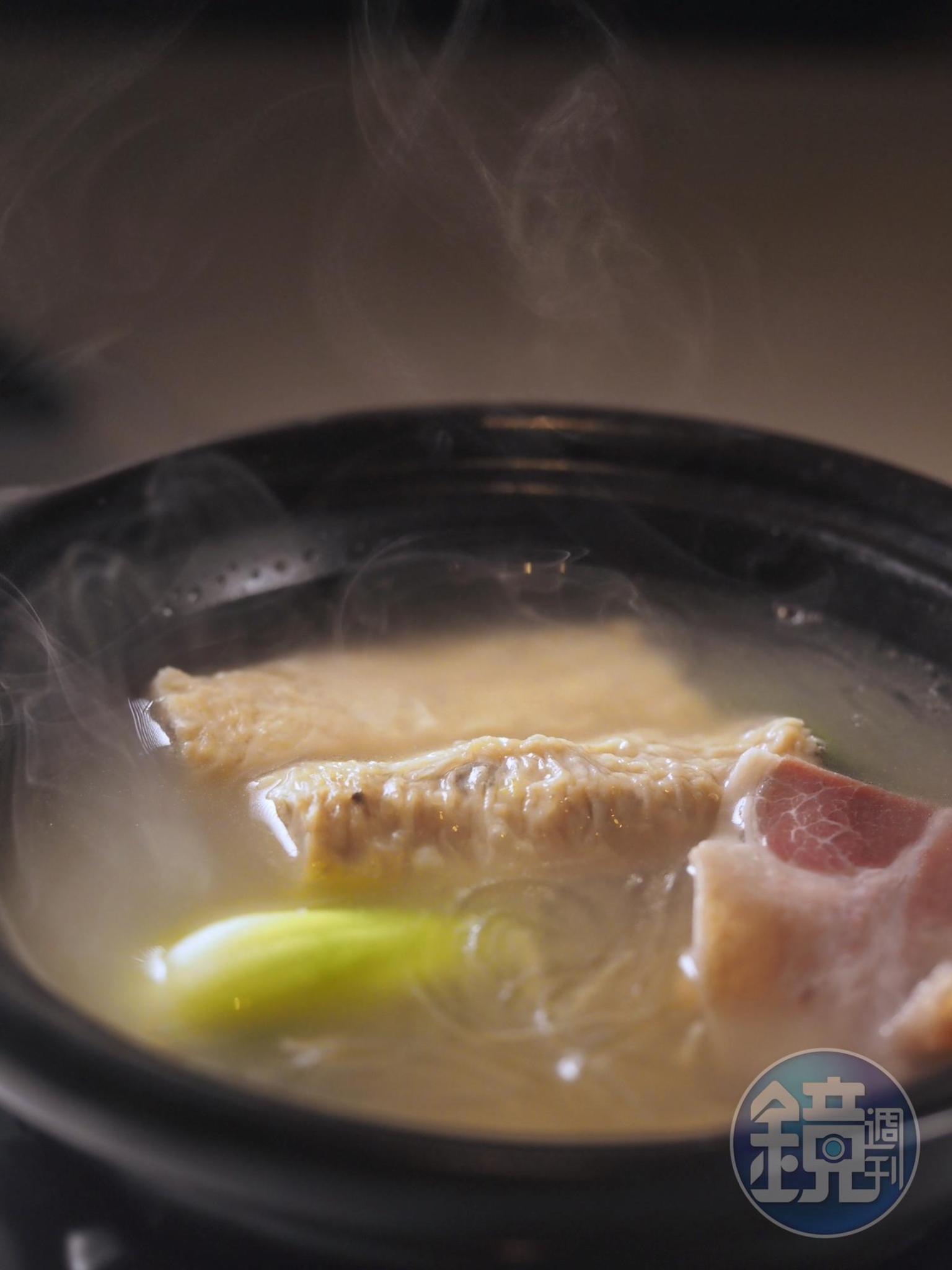 「釀筋衣」作法相當耗工,湯頭鮮潤,內餡肉汁鎖在百頁,一咬沁滿舌齒間。(480元/位上,每日限量)