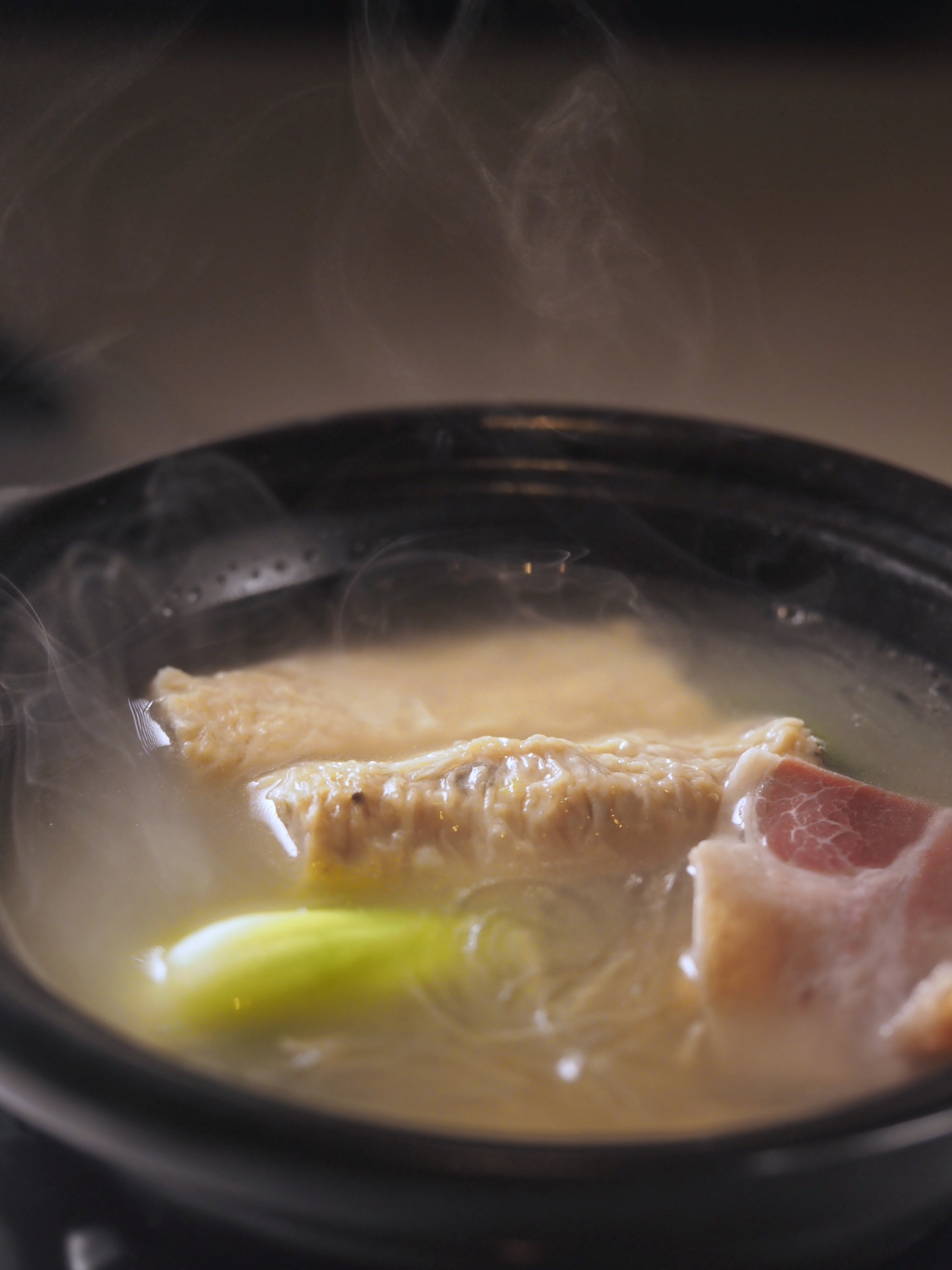 「釀筋衣」作法相當耗工，湯頭鮮潤，內餡肉汁鎖在百頁，一咬沁滿舌齒間。（480元／位上，每日限量）
