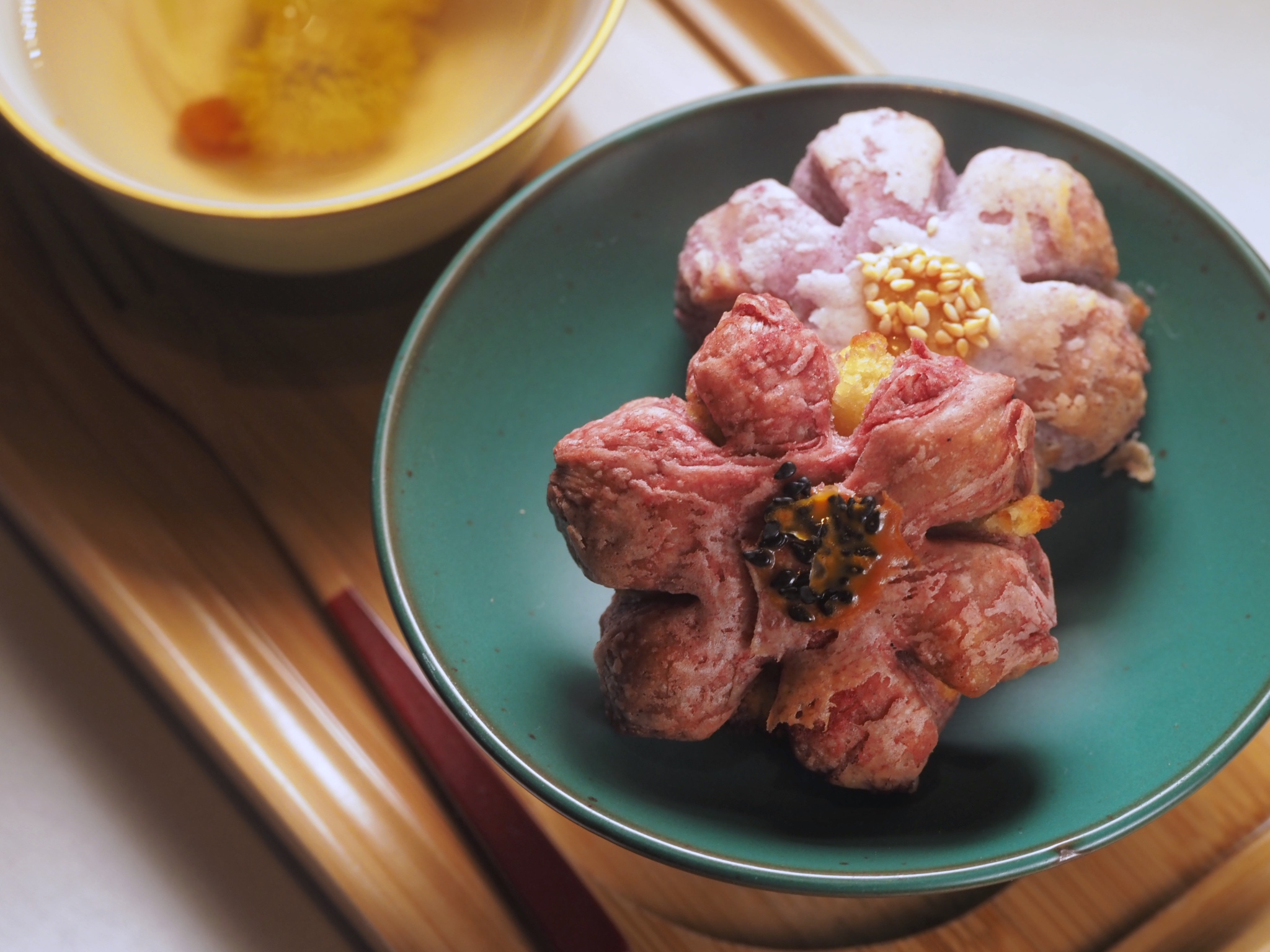 莫蘭迪色系的「菊花酥餅」用小包酥做出千層質地，酥香不膩。（300元／2個）