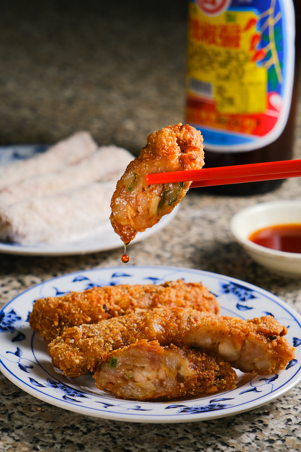 「雞卷」麵衣酥脆噴香，內餡的筍丁、荸薺讓口感生動有趣，蘸醋吃更清爽。（20元／卷）