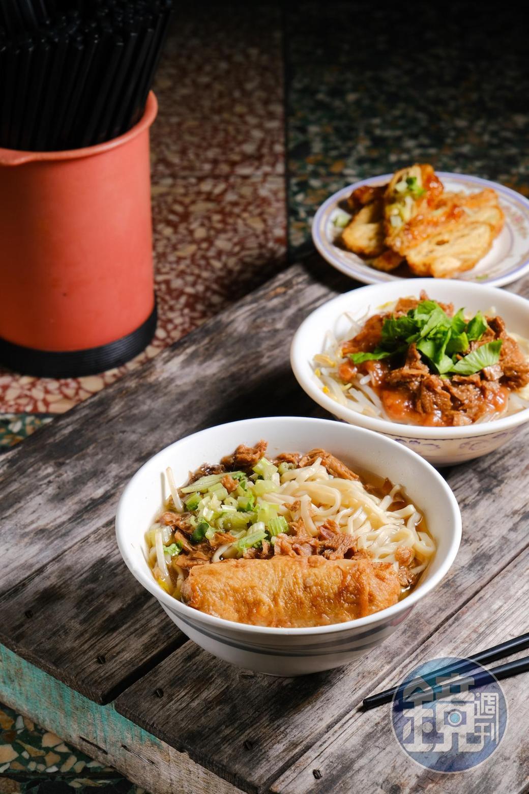 「湯麵加豆包」湯底走蔬菜本味的清甜路線(前,45元/碗)「乾麵」加燉露則是熟客們的必點套餐。(後,30元/碗)