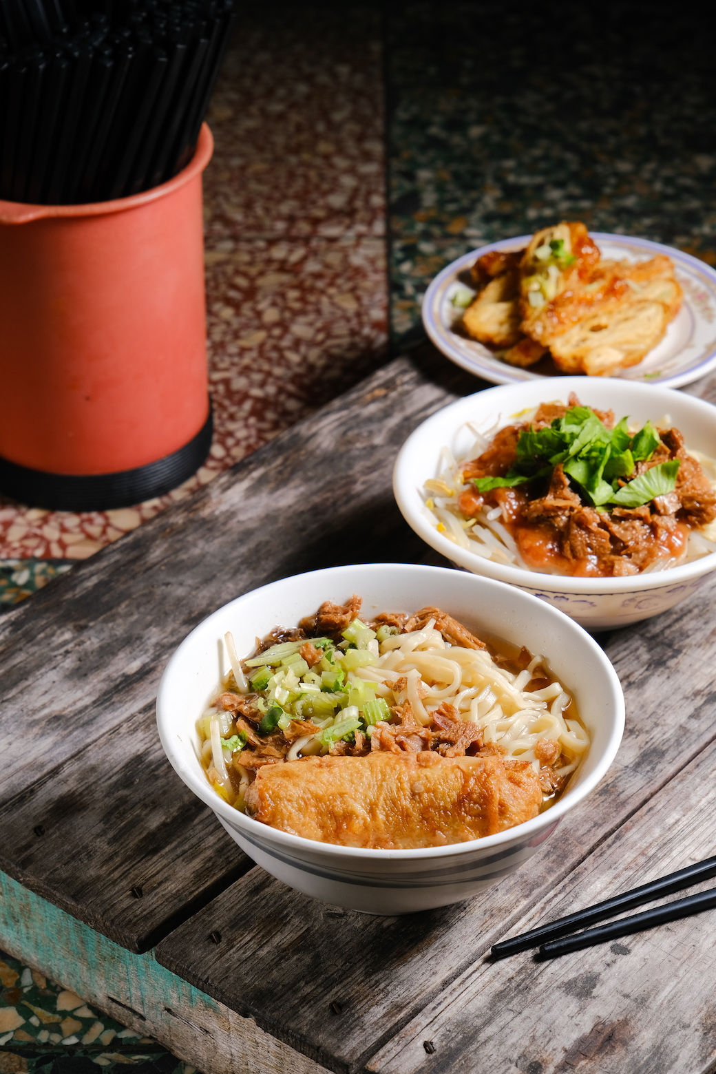 「湯麵加豆包」湯底走蔬菜本味的清甜路線（前，45元／碗）「乾麵」加燉露則是熟客們的必點套餐。（後，30元／碗）