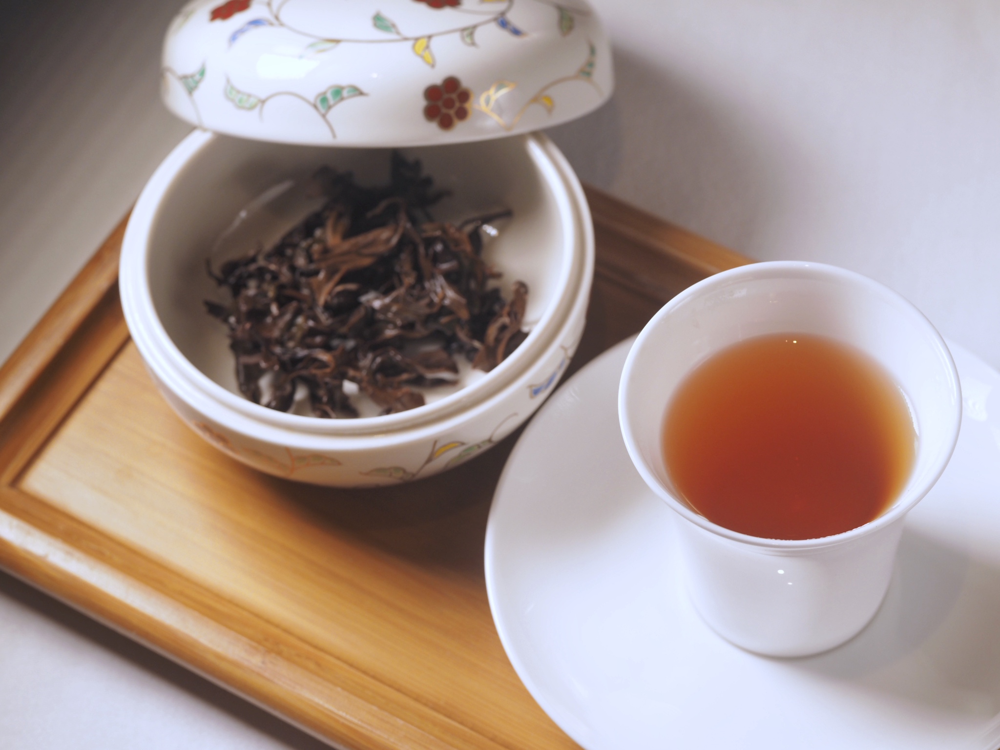 天香樓服務人員均受過專業侍茶訓練，這天搭配日曬黃茶、紅烏龍、炭焙水仙、著涎烏龍，為菜餚加分不少。
