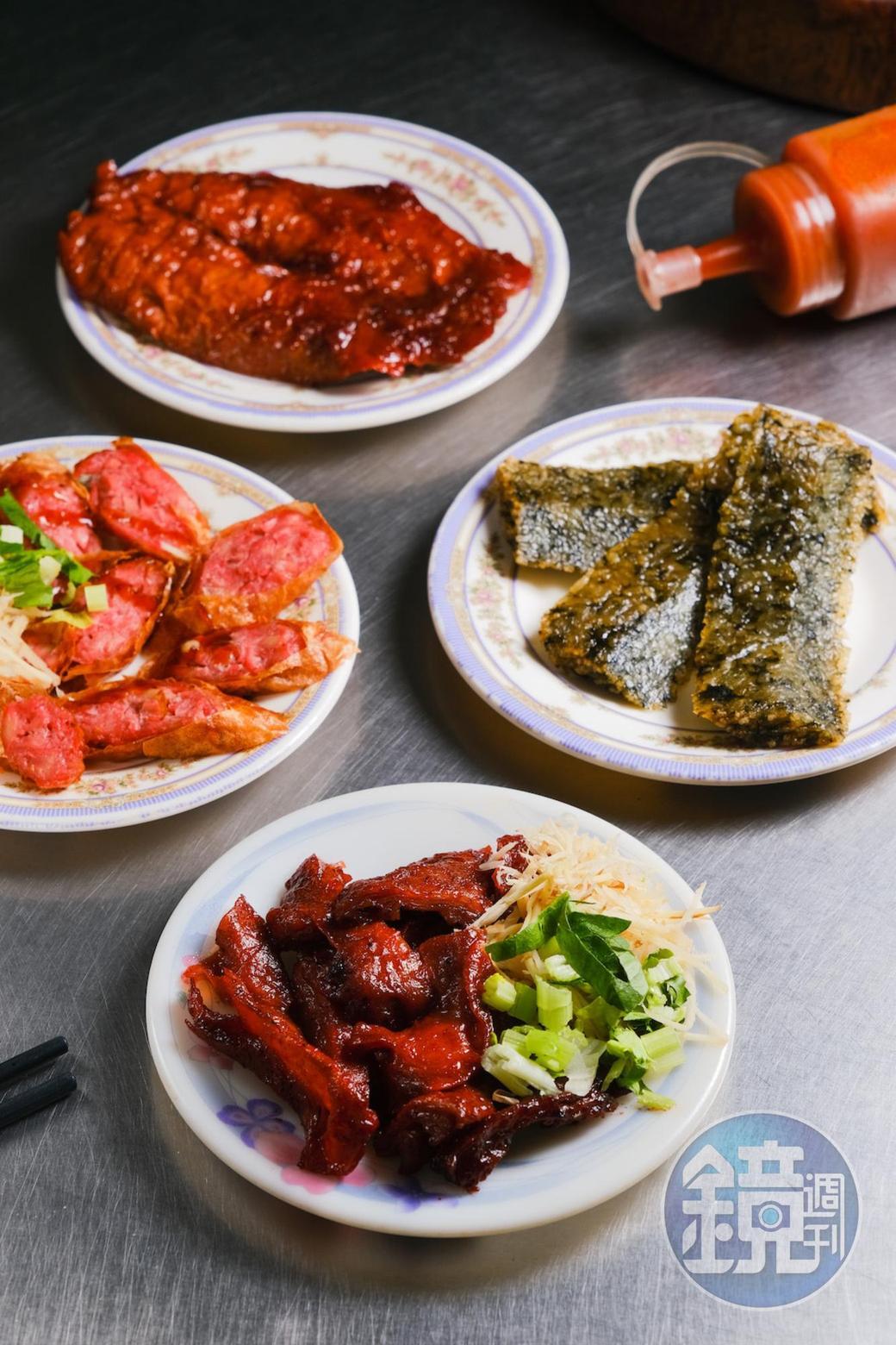 「紅糟肉」(前,20元/份)「素香腸」(中左,20元/份)「素米血」(中右,30元/份)等切盤小菜都做得細緻。