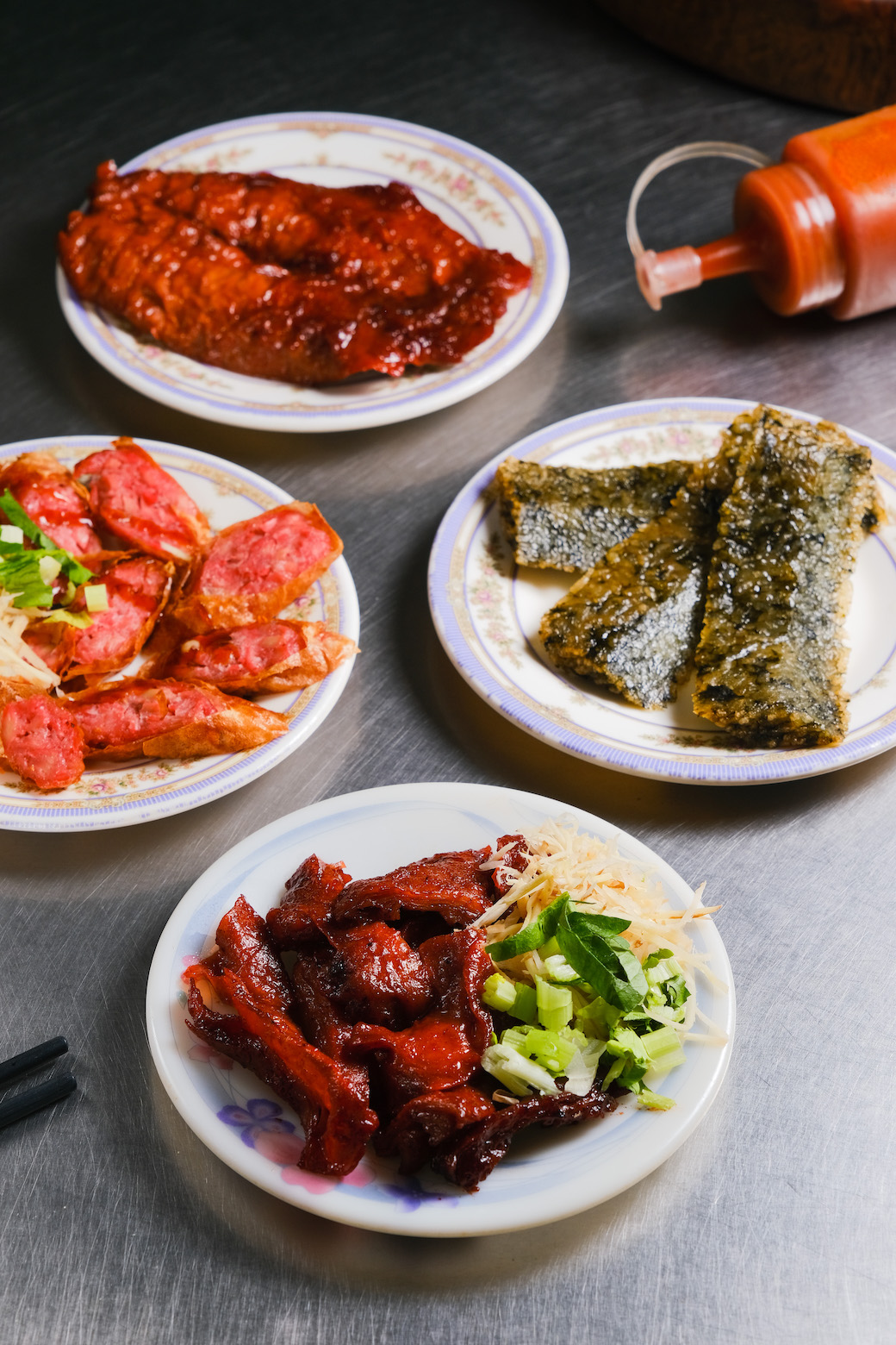 「紅糟肉」（前，20元／份）「素香腸」（中左，20元／份）「素米血」（中右，30元／份）等切盤小菜都做得細緻。