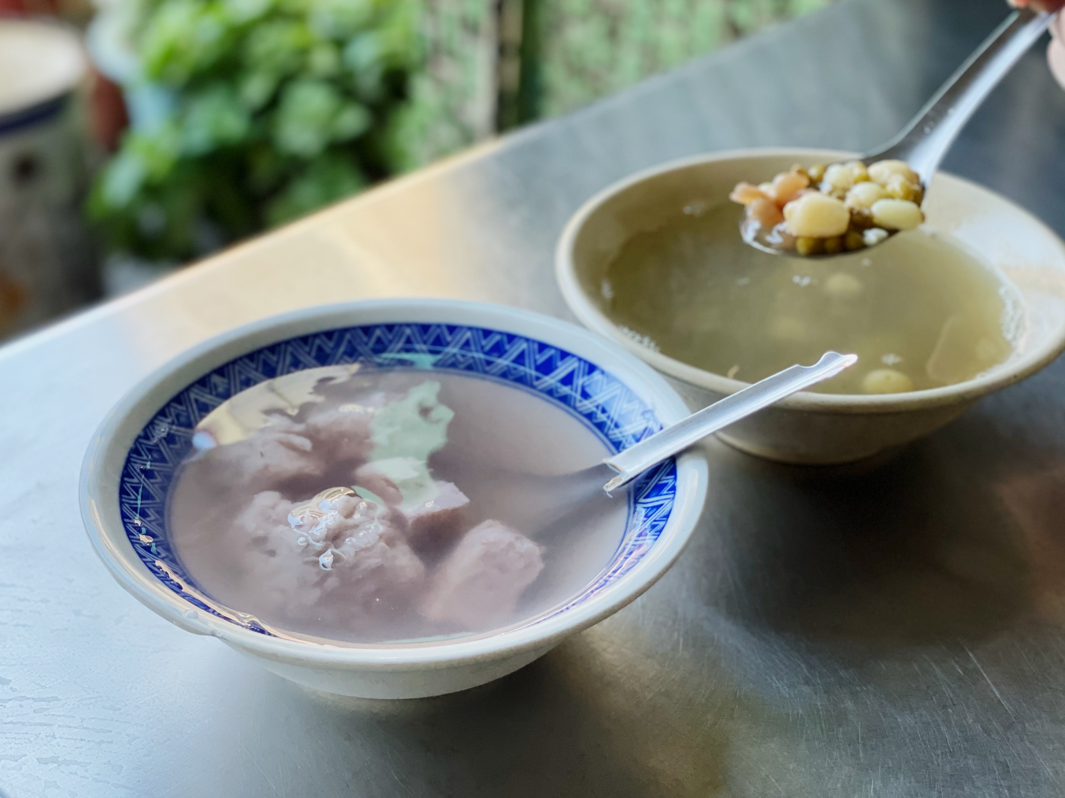 「芋仔湯」（左，40元／碗）湯頭清可見底，相當清爽；「綜合蓮子湯」（右，65元／碗）能一次嘗到桂圓、綠豆、蓮子，適合選擇困難症者。