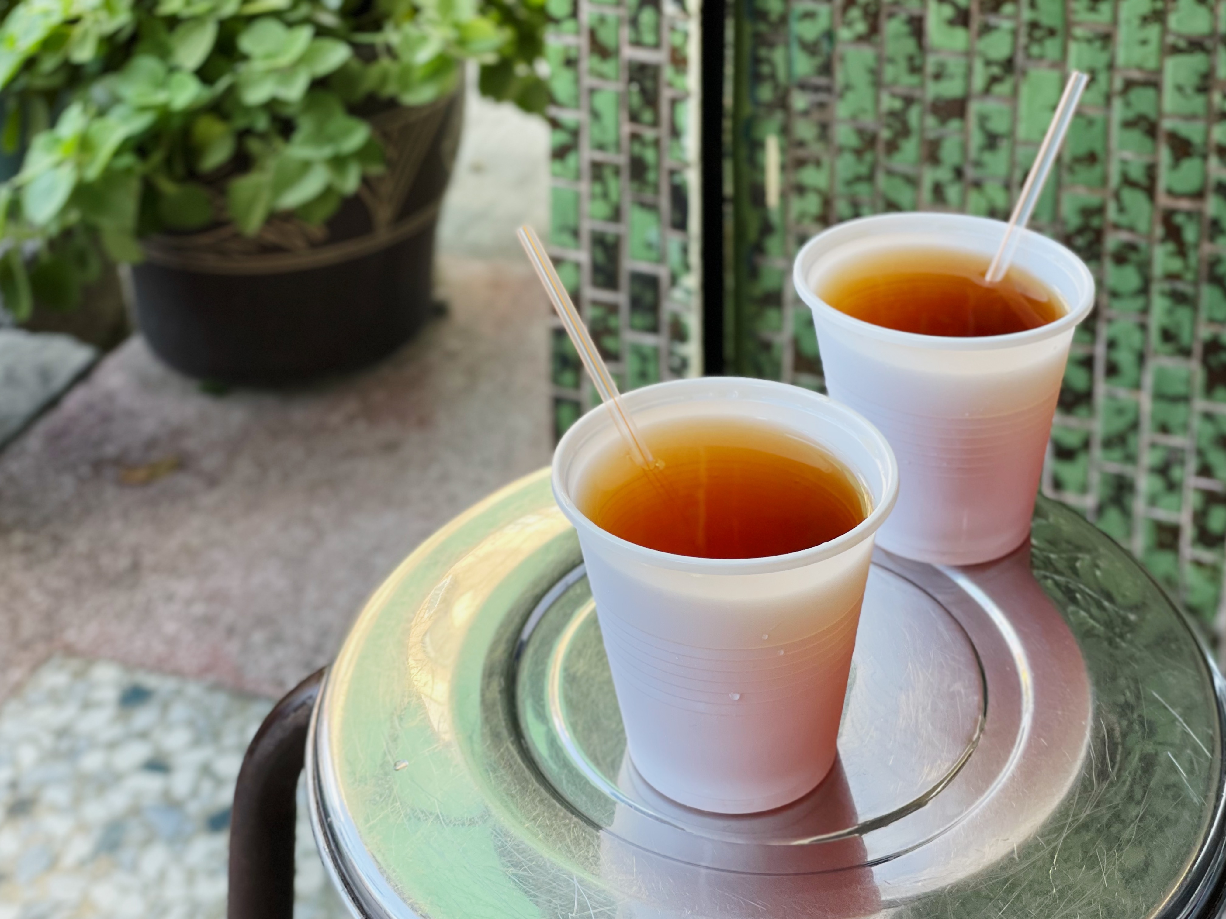 「紅茶」（15元／杯）不是早餐店加大麥或香草精的濃香，而是清麗回甘的紅茶香。