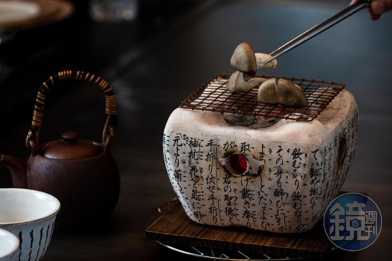 「焰鐵板燒」開場菜色「茶湯」,以紅玉雞清湯搭配炭烤松本茸,儀式感十足且暖胃。