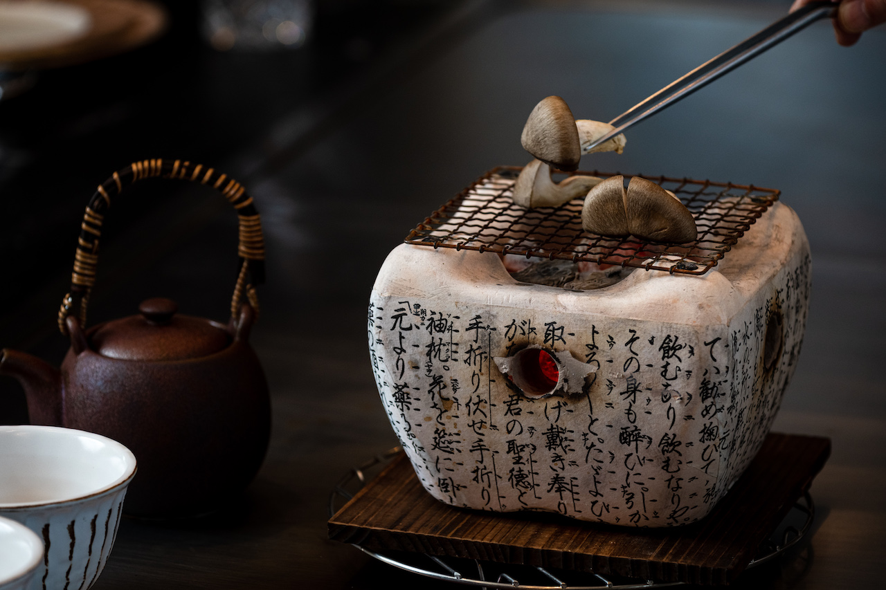 「焰鐵板燒」開場菜色「茶湯」，以紅玉雞清湯搭配炭烤松本茸，儀式感十足且暖胃。