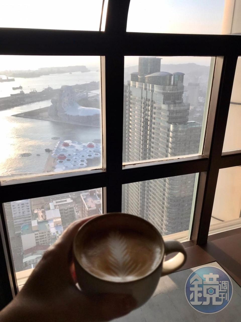 中午用餐結束居然已經夕陽斜映,我忍不住端了咖啡在窗邊欣賞黃昏的高雄港。