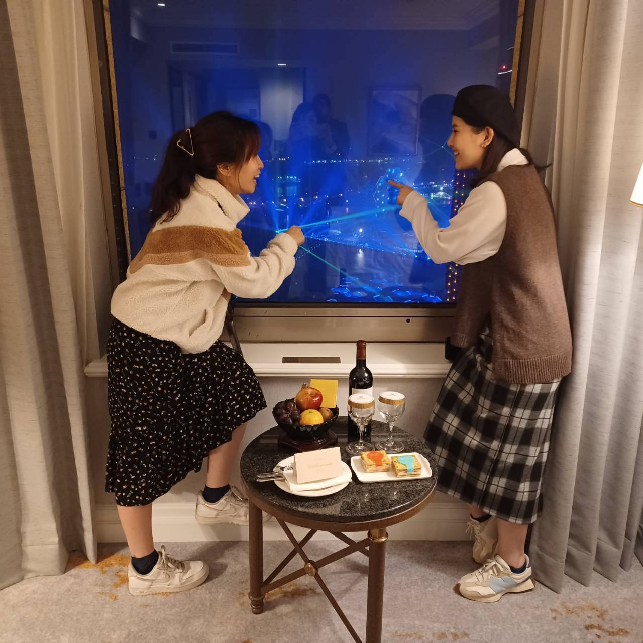 漢來大飯店推出「漢來大飯店3小時專屬賞燈會專案」，每晚開放港景房3小時，邀民眾在房間觀賞燈會美景。（漢來大飯店提供）