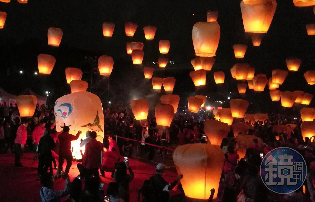 百盞天燈同時飛升，點亮山城平溪的夜空，為疫情籠罩的全世界祈福。