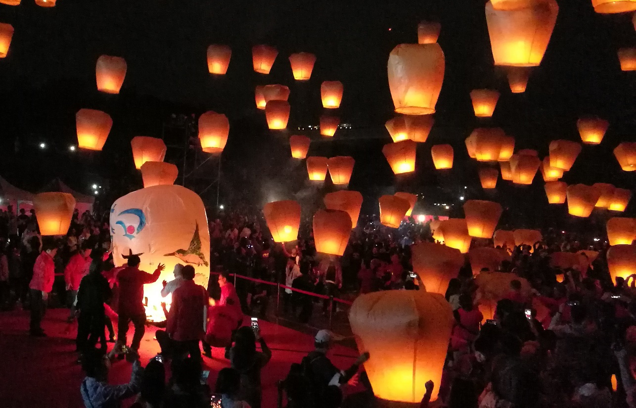 百盞天燈同時飛升，點亮山城平溪的夜空，為疫情籠罩的全世界祈福。