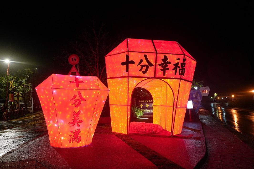 百盞天燈同時飛升，點亮山城平溪的夜空，為疫情籠罩的全世界祈福。