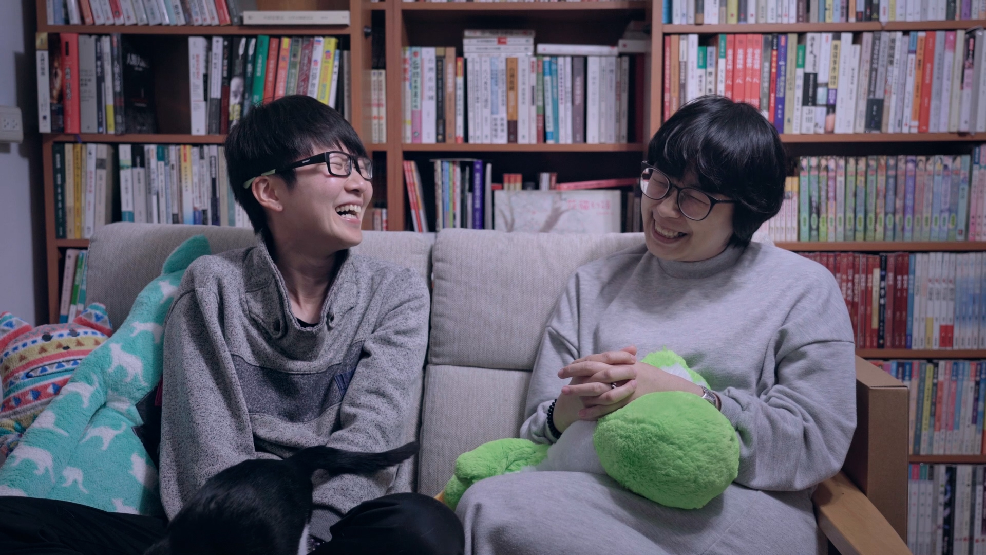 《愛別離苦》聚焦女性群像，呈現她們悲歡離合的人生故事，包括經營獨立書店的家華（右）和她的同性伴侶陳喵（左）。（後場音像提供）