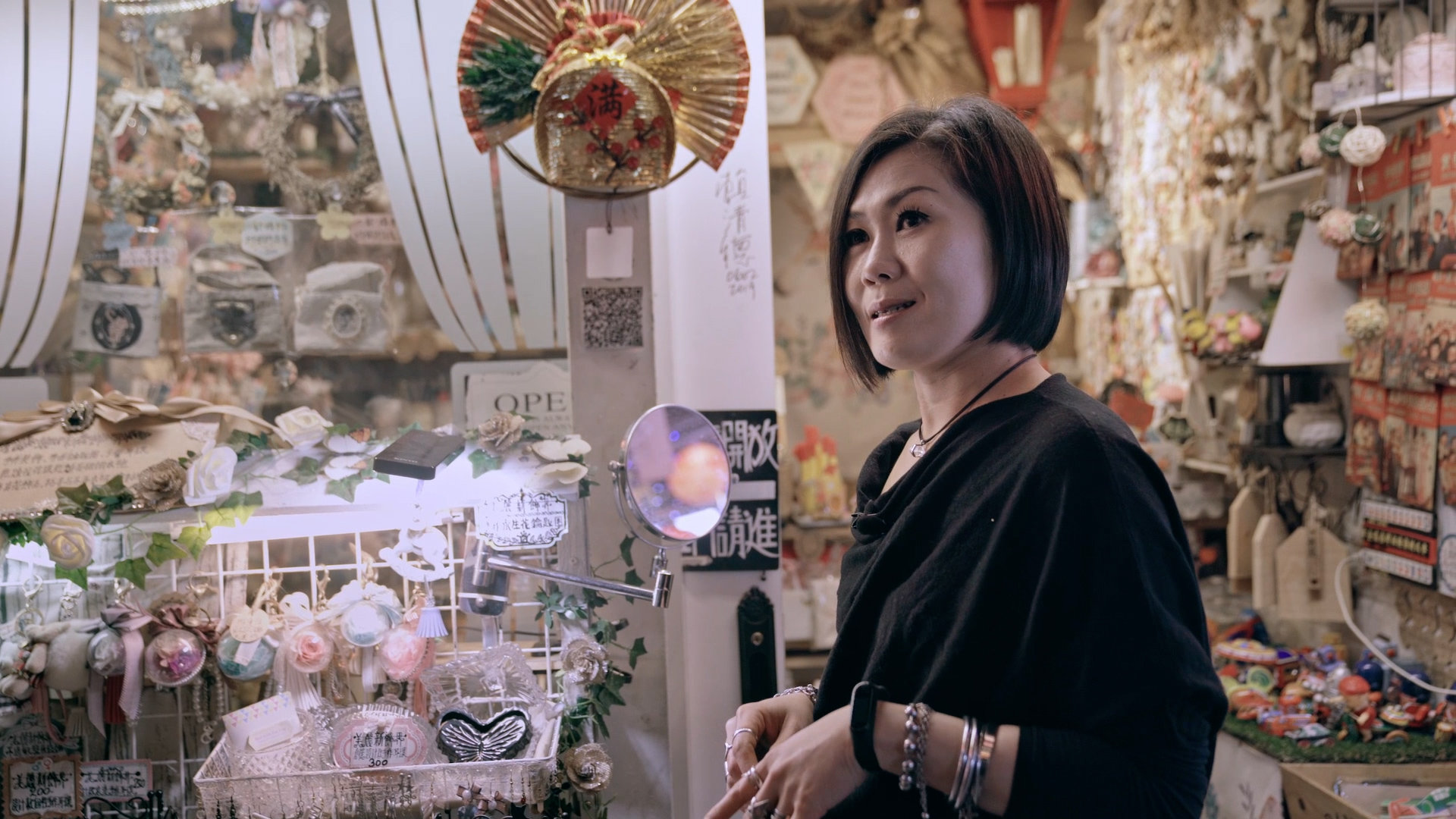以全黑造型示人的淇姊，店內販售的商品竟是各式蕾絲小物，反差魅力令楊力州難以抵擋。（後場音像提供）