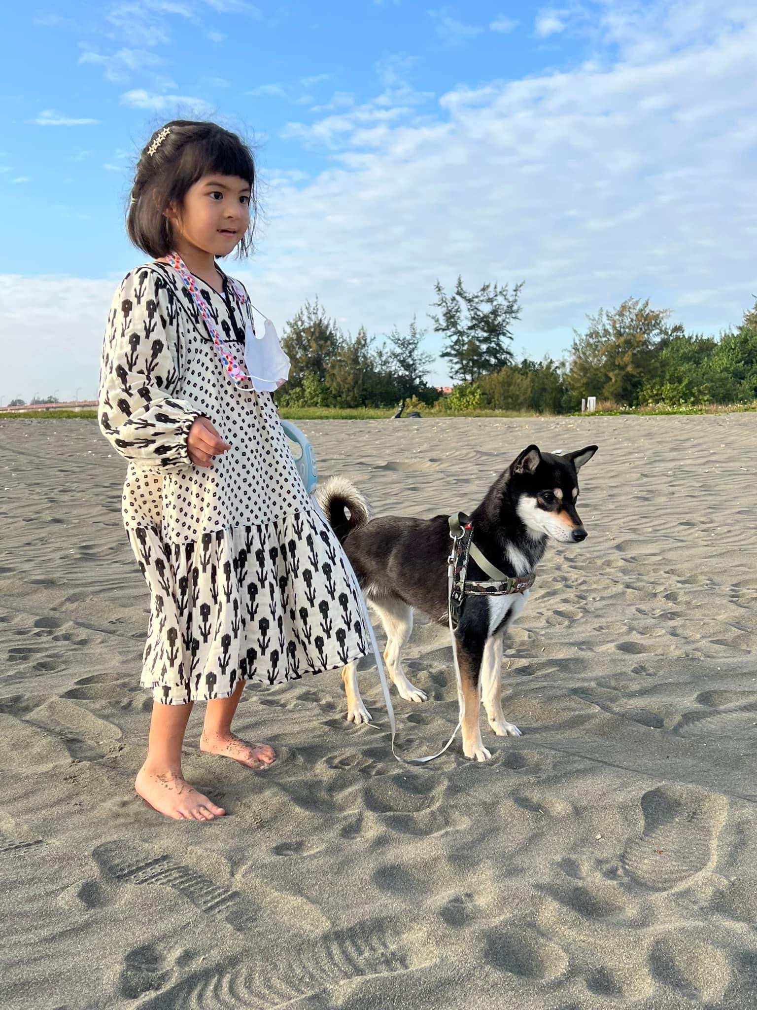 ：賈靜雯女兒和陶晶瑩愛犬。（翻攝自陶晶瑩臉書）