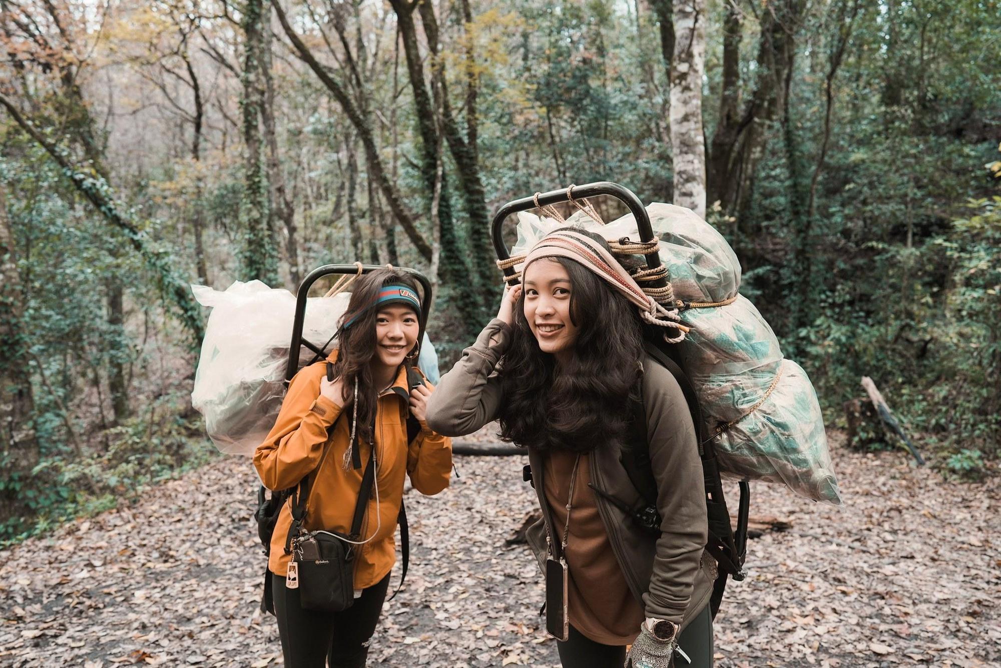 網紅Celine和Cynthia帶團到新竹古道淨山,誤丟歷史遺跡引發爭議。(翻攝自霞喀羅生態旅遊臉書)