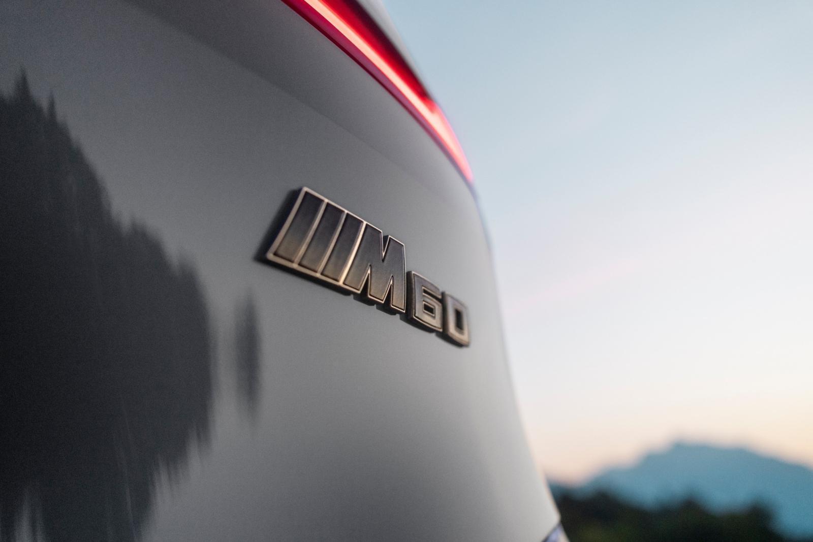 BMW以畫龍點睛手法鋪陳，為全新BMW iX M60配置車尾專屬銅色鑲邊車型銘牌，型塑全新iX M60躍然而上的動感姿態。