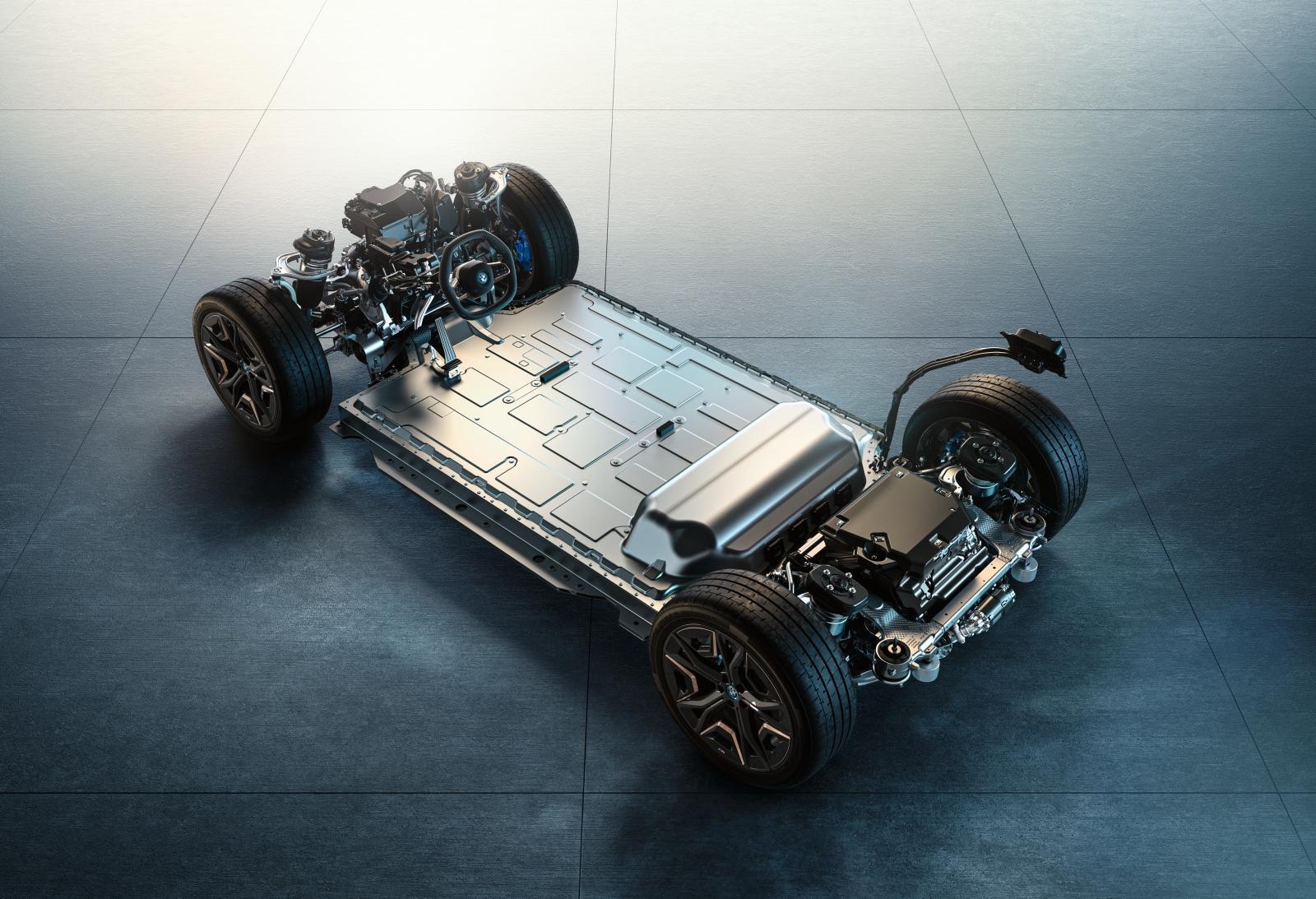 全新BMW iX M60於前軸與後軸分別配置一具電動馬達，創造出高達619匹、1,100牛頓米的最大綜效動力輸出，結合專屬Launch Control 彈射起步功能，0到100km/h加速更僅需3.8秒就能完成。