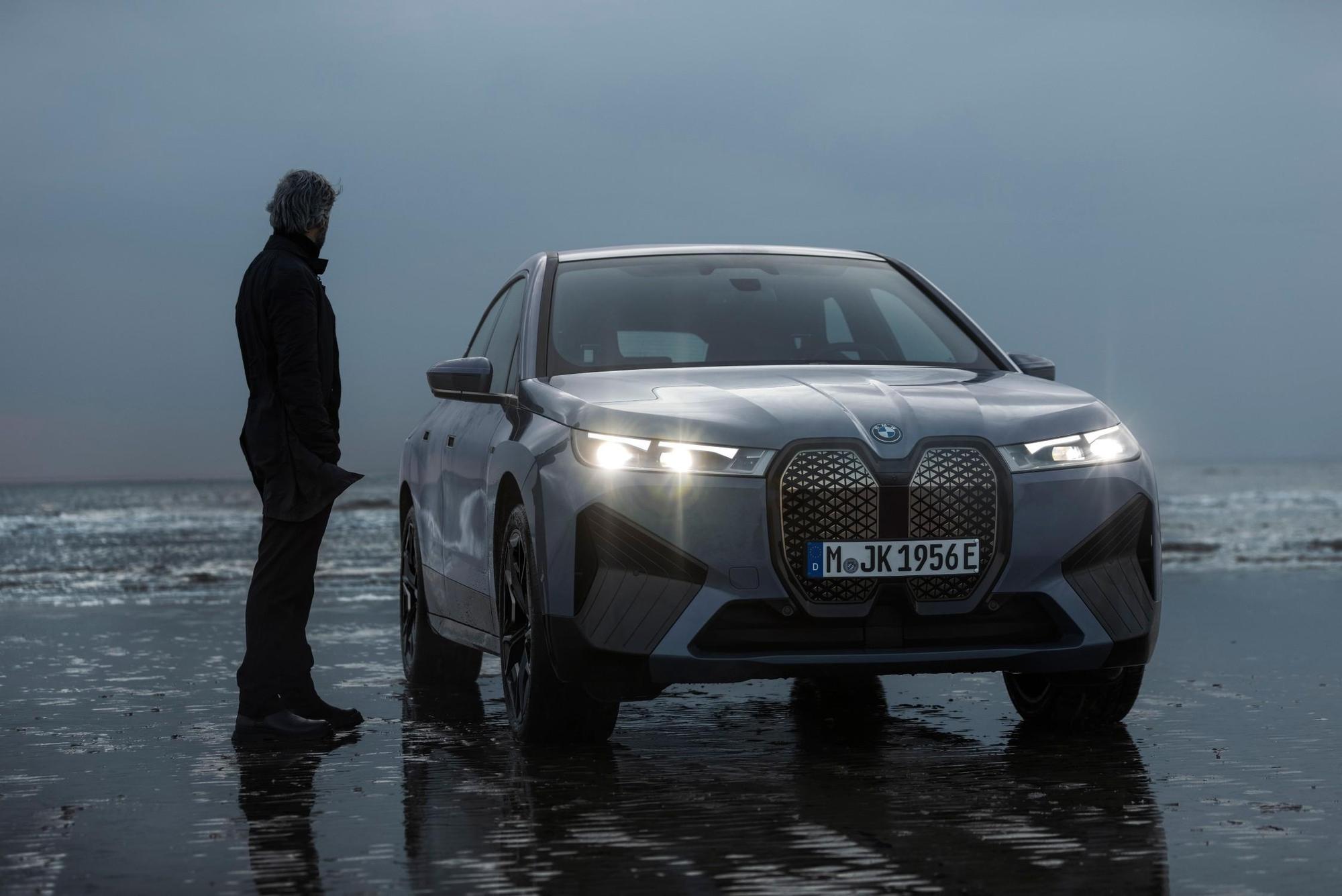 全新BMW iX M60搭載無線智慧型手機整合系統與目前車壇唯一的BMW手機數位鑰匙2.0，車主只要將iPhone帶在身上，接近iX時便會解鎖並亮起迎賓光毯，上車後即可直接啟動車輛。