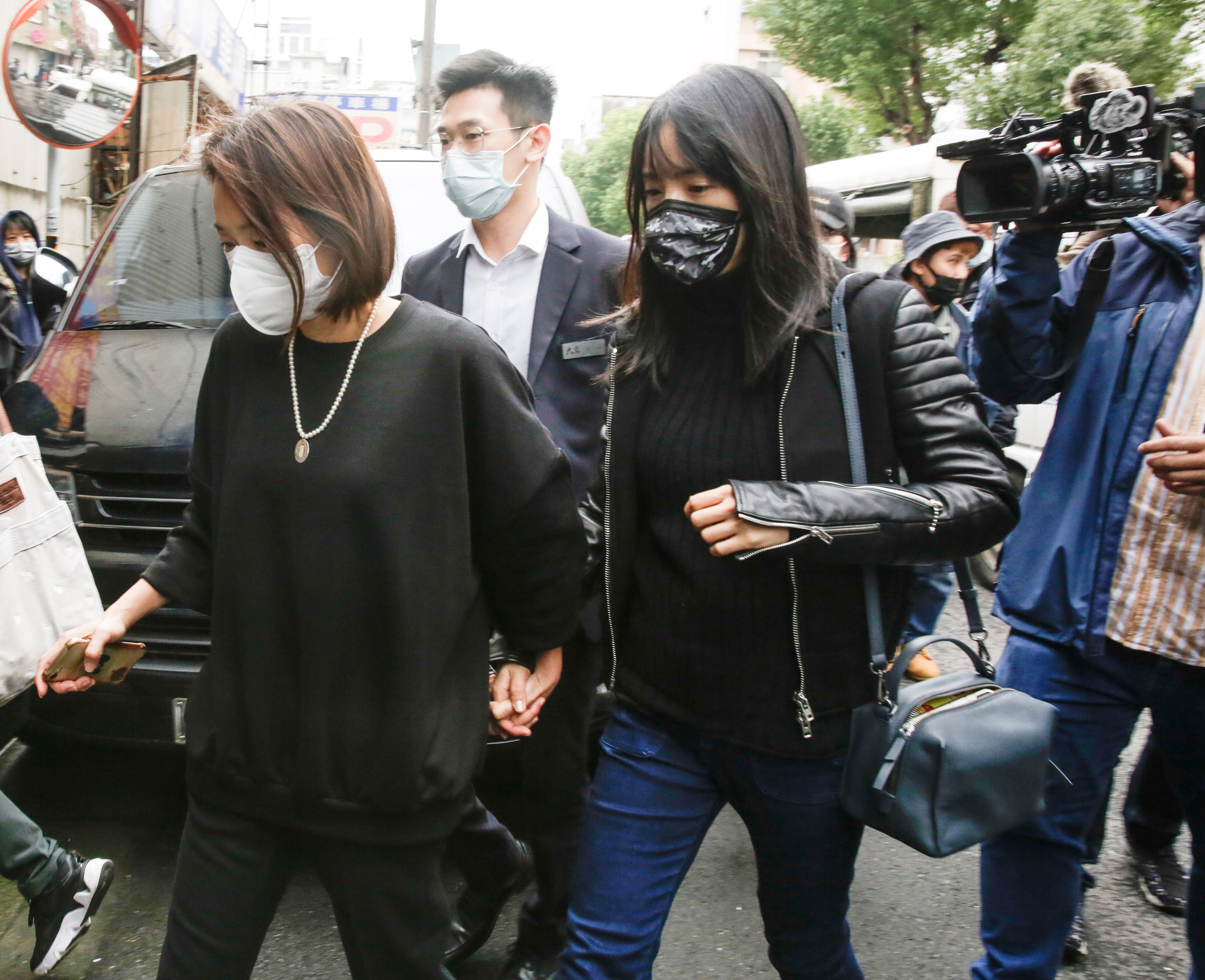 六月（左）幾乎每天都到明金成靈堂陪伴，右為林依晨。