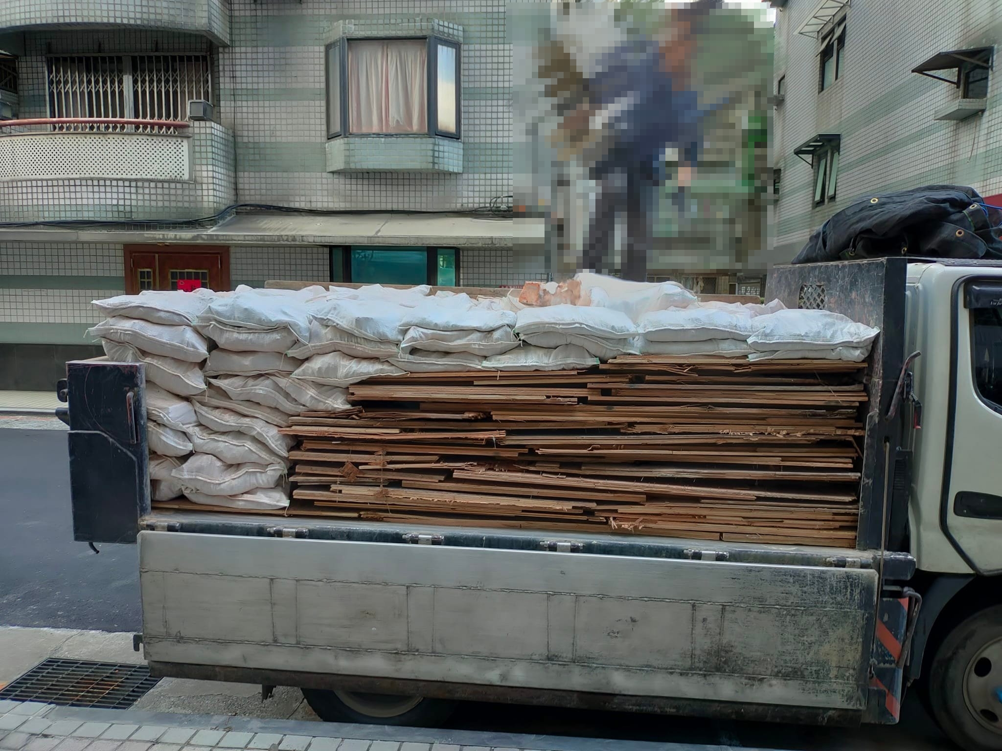 有名從事粗重工作的網友po文表示，原本自稱有痛風的搭檔驚見蟑螂後，將痛風的腳抬起狂踩，病痛彷彿瞬間都「痊癒」了。（翻攝自爆怨2公社）