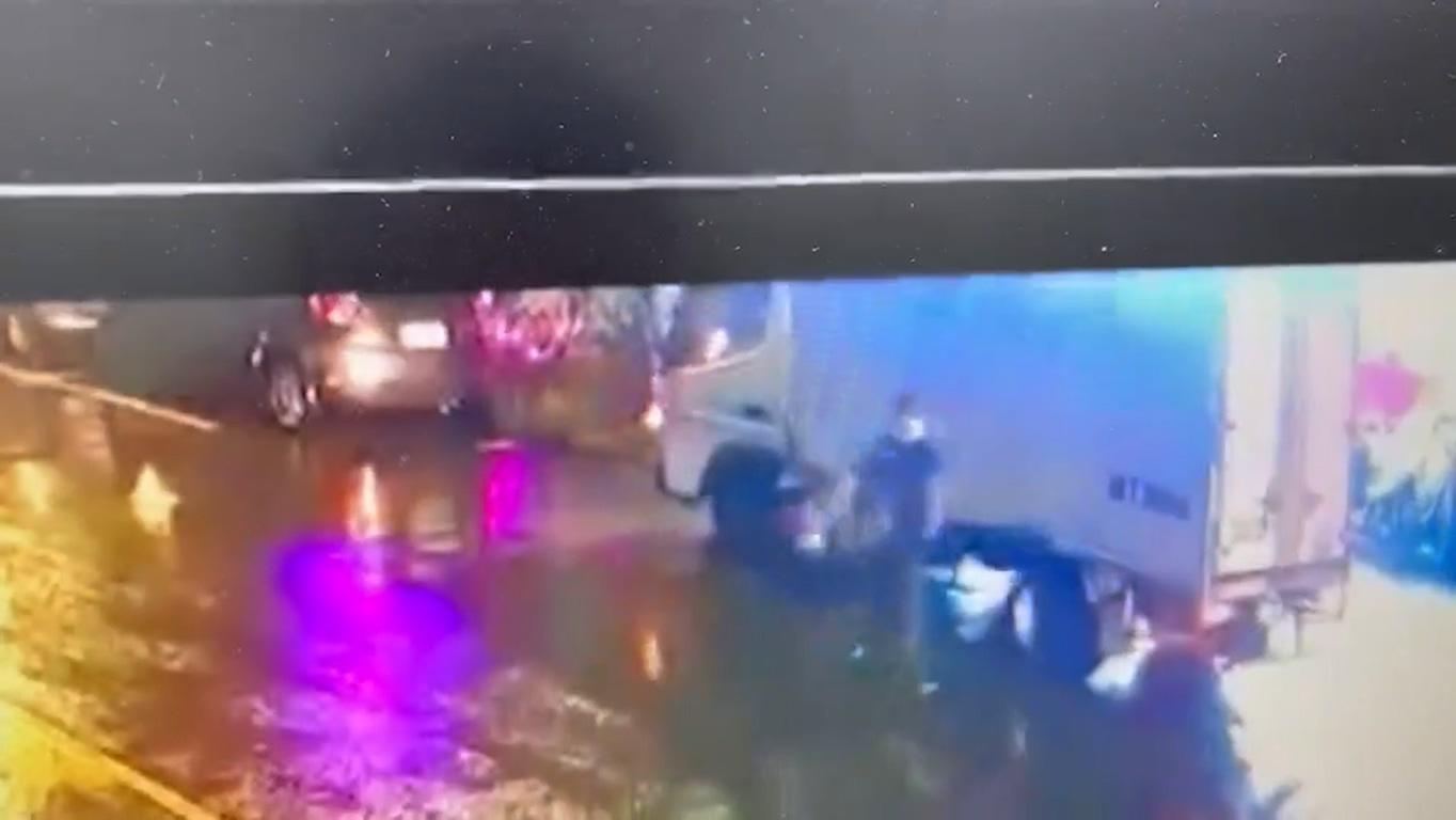 監視器拍下司機下車時的畫面。(讀者提供)