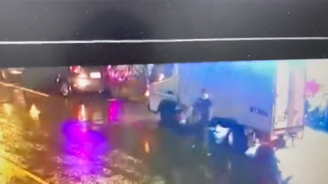 監視器拍下司機下車時的畫面。(讀者提供)