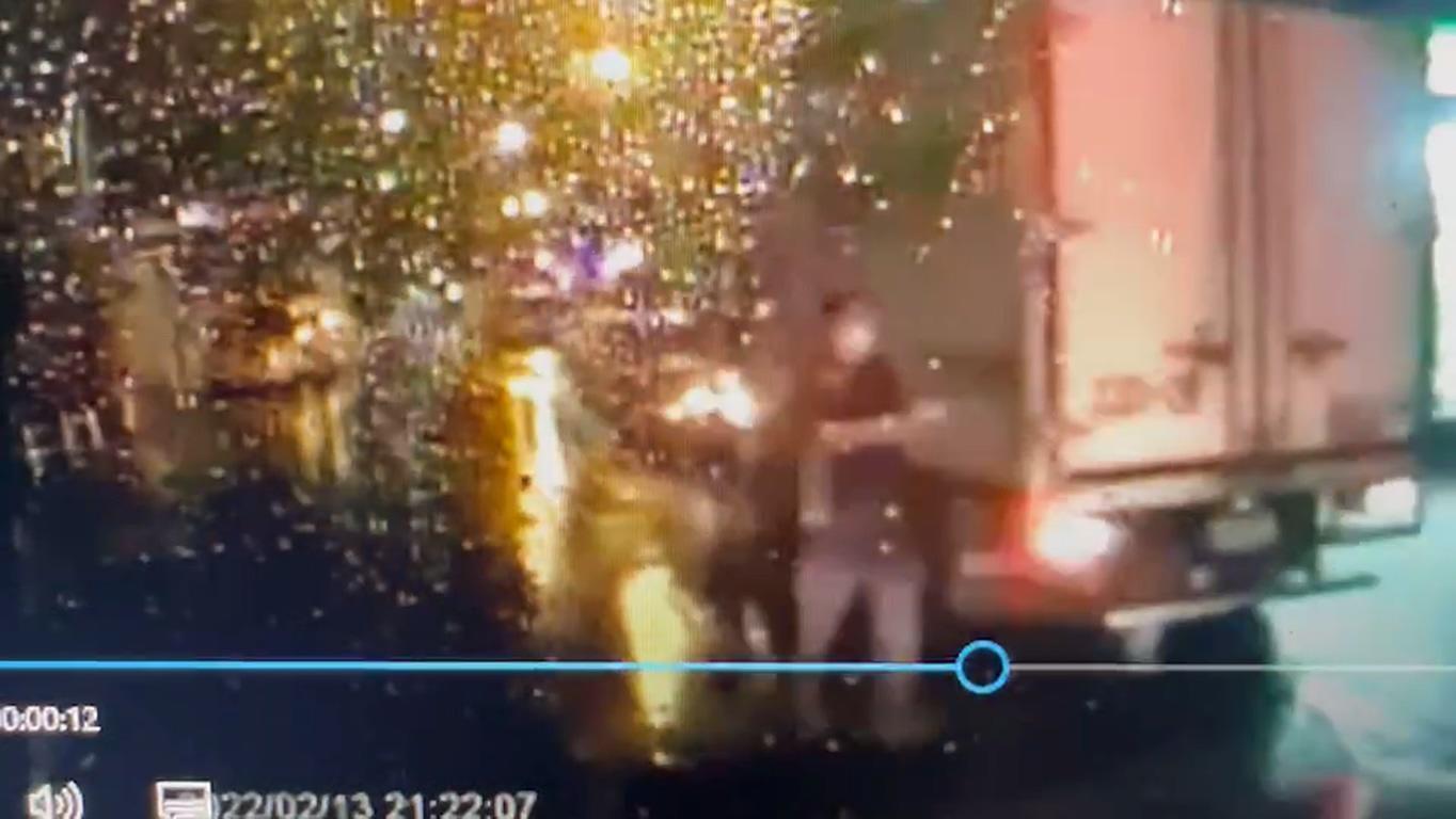 司機發現貨車下滑,連忙跑到後方。(讀者提供)