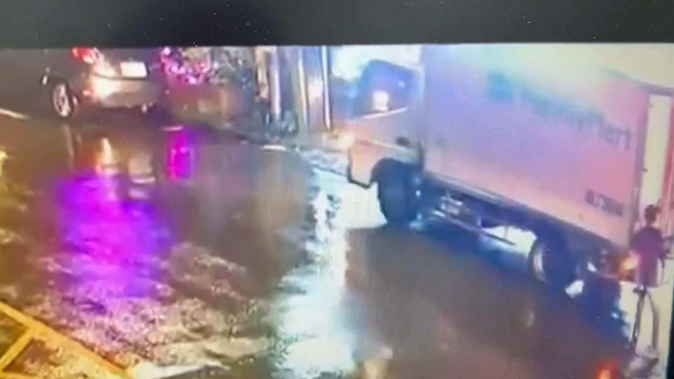 監視器拍下司機在貨車後方的畫面。(讀者提供)