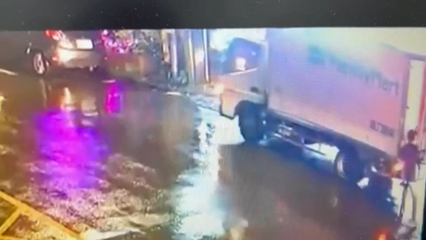 監視器拍下司機在貨車後方的畫面。(讀者提供)