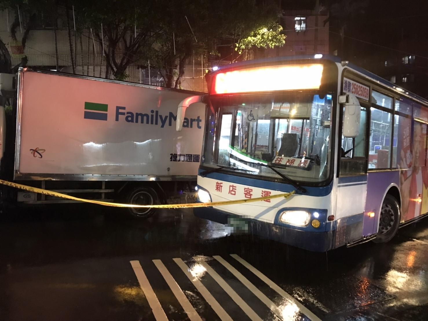 新店13日晚間發生小貨車疑因未拉手煞車,司機遭後來緊接而來的公車夾死。(讀者提供)