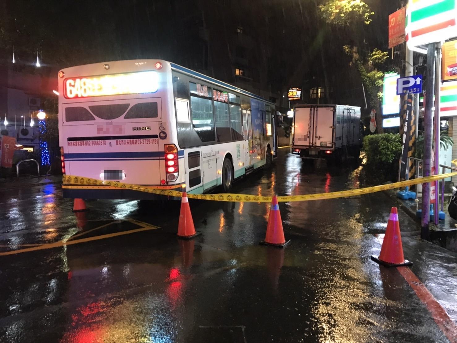 警方在事故現場拉起封鎖線採證。(讀者提供)