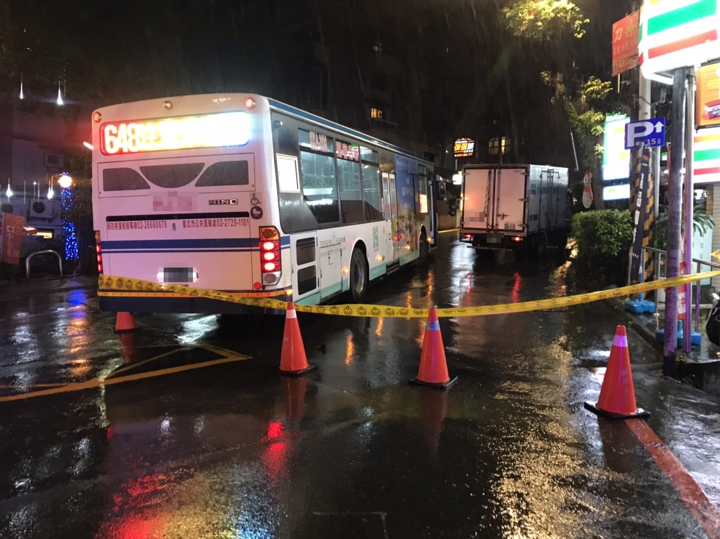 警方在事故現場拉起封鎖線採證。(讀者提供)