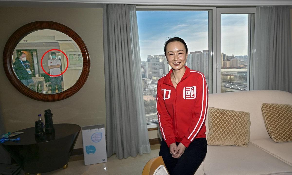 彭帥近期接受接受法媒專訪，從鏡中反射影像發像有人疑似全程監控。（翻攝自《團隊報》網站）